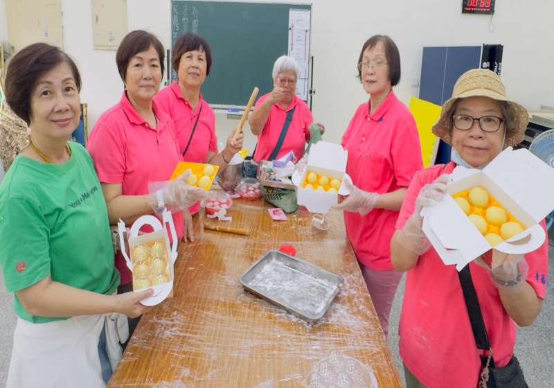創世等4基金會邀捐未兌獎發票體驗自做月餅 創世鳳山分院獲鳳山區3里長者響應
