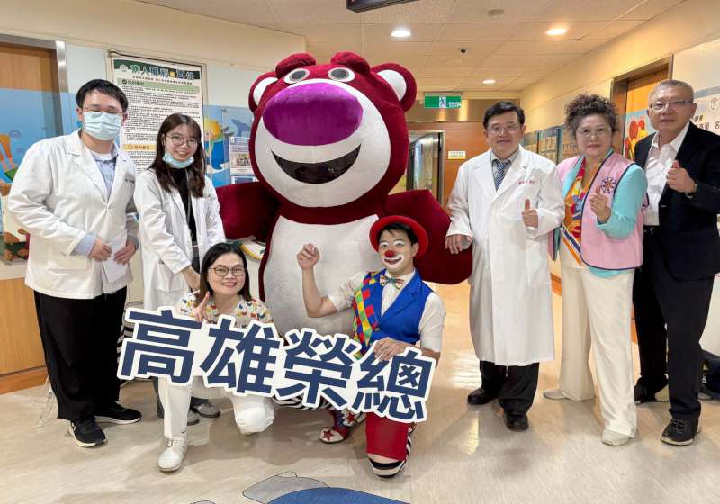 高市醫師公會等8團體前進高雄榮總 慰訪兒科病房贈禮提前賀節