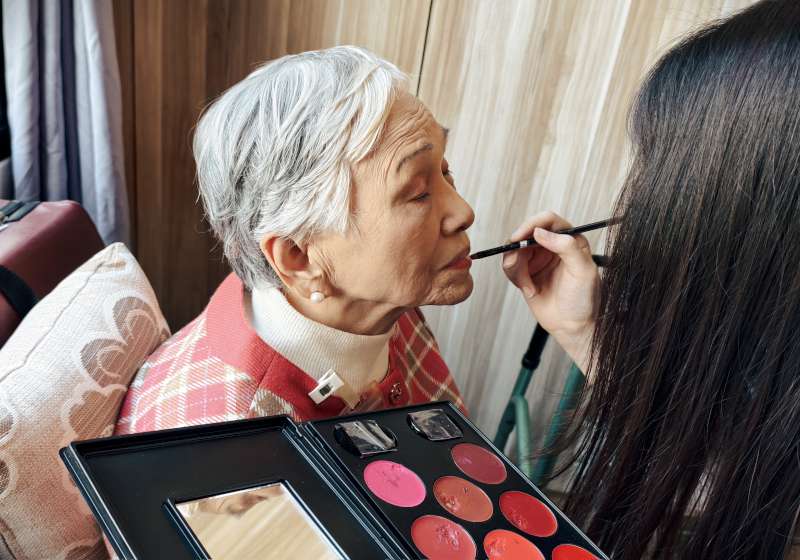 高榮榮總樂齡日照中心攜手樹人醫專美容保健科  邀長者體驗美容自信走秀 