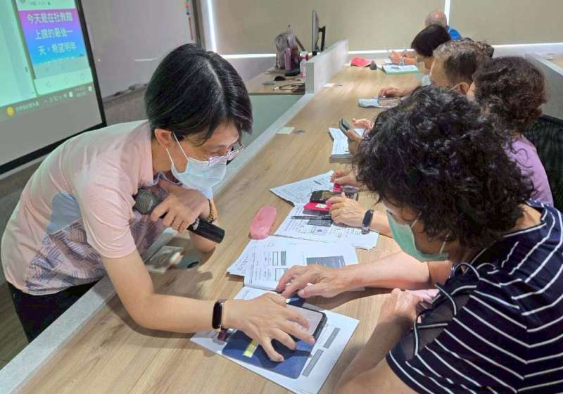 高市社教館攜手教育局家教中心祖孫快樂玩手機 兩梯次限額40人現場及傳真報名
