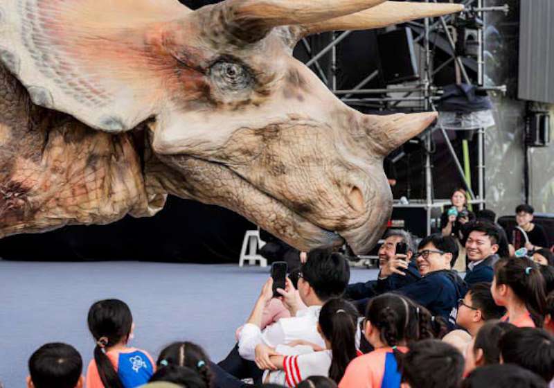 高市教育局2026高雄兒童節「恐龍酷樂園」 陳其邁陪伴偏鄉學生搶先聆賞擬真演出