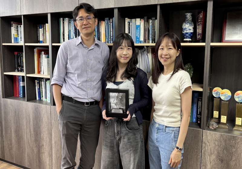 中山大學資管系所、台大資管系3師生研究人工智慧健康資訊 獲短文亞軍