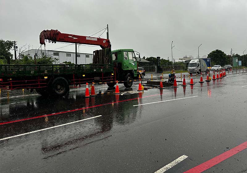 豪雨致高市鳥松區神農路、市府鳳山中心傳淹水 捷運局商請義交疏導調整交維應變