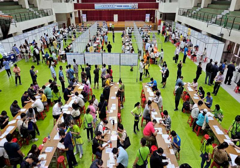 高市勞工局訓就中心3月21日邀43家企業 前進鳳山區福誠高中招募1476名新血