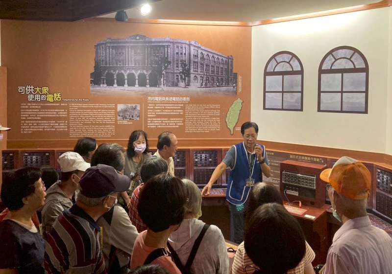 中華郵政高雄郵局樂齡運動前進科工館 逾百人觀展電信體驗地震屋手作馬克杯墊