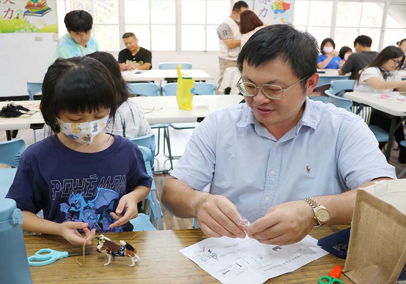 高市社教館邀莊碧珠前進鹽埕區鹽埕國小 指導親子體驗手作毛絨玩偶樂趣