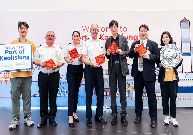 卡莉多麗郵輪島嶼天空首航高雄港 臺灣高雄港務噴水贈牌迎賓