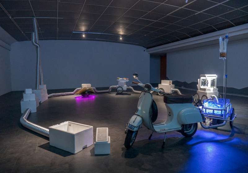 高美館KSpace高雄實驗場藝術家林祐聖個展 從改裝老牌機車回忘移動蛤仔寮