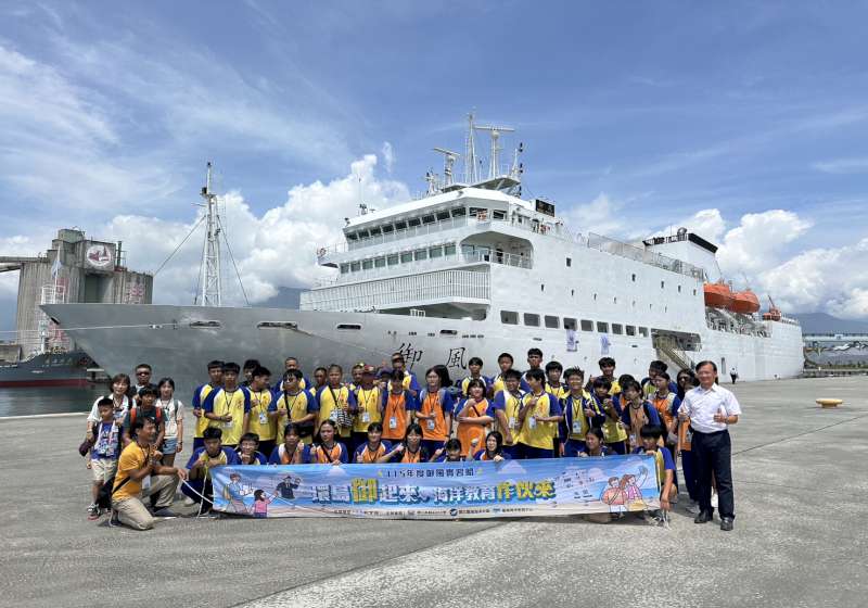 高科大攜手臺灣海大、臺灣海教中心御風實習船 巡迴三地逾千人登船參訪